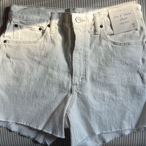 Abercrombie white 4” mom short, Size 30. Never worn.